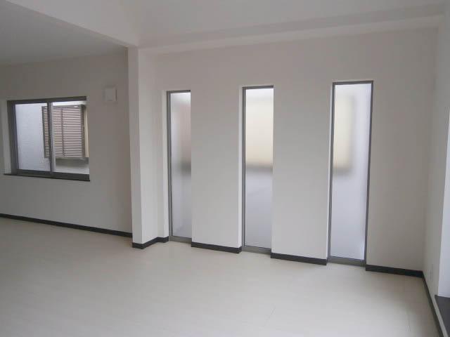 Living. Was building completed. Such as the actual image from per yang, We have to wait all the time so you can see directly. 