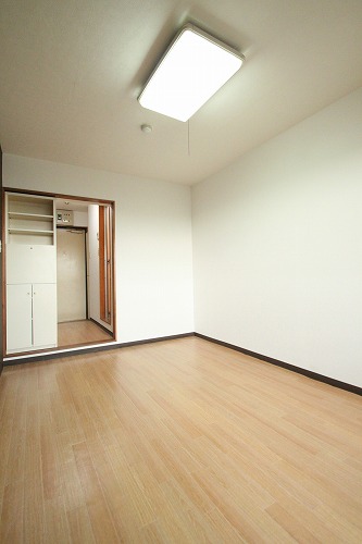 Other room space. Because in indoor Kurinin'ngu, It is a photograph of the same building another room