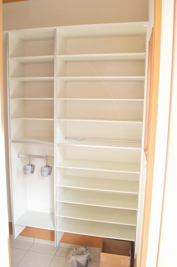 Receipt. There are shoes cloakroom and storeroom of a large capacity is at the door aside. 