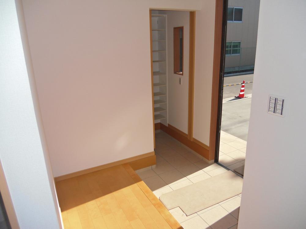 Entrance. There are shoes cloakroom and storeroom of a large capacity is at the door aside. 