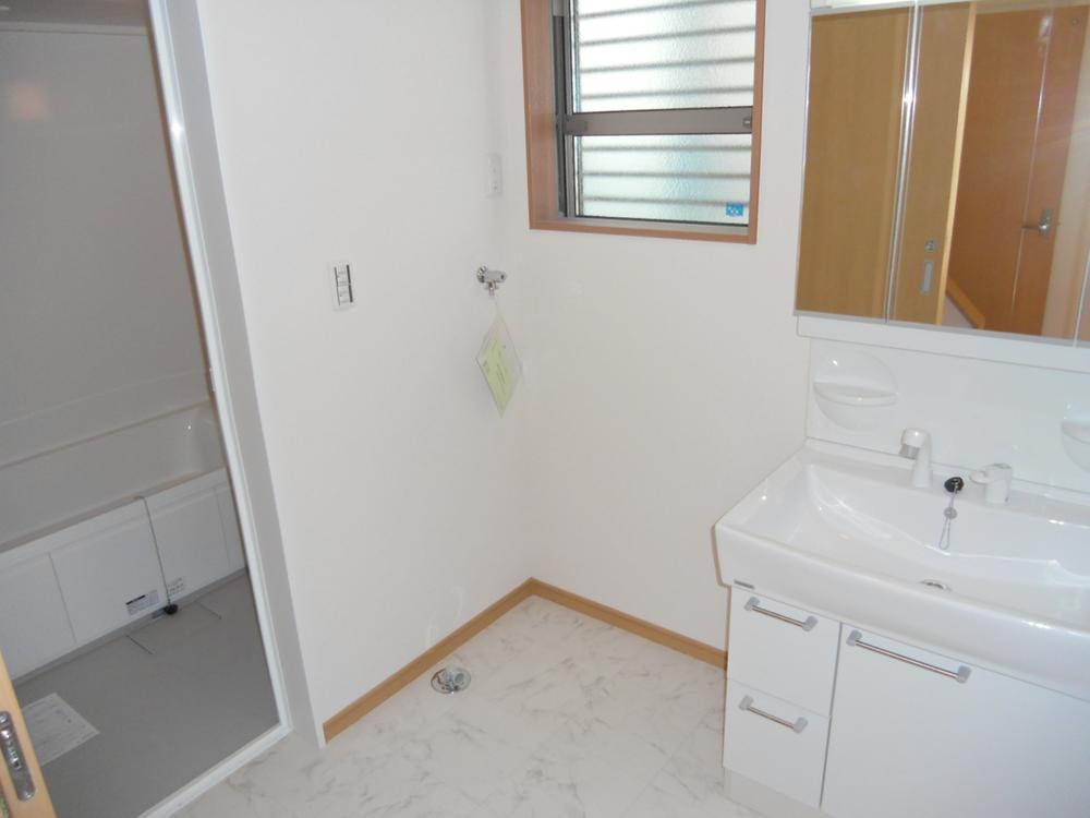 Wash basin, toilet. Laundry room to wash basin aside