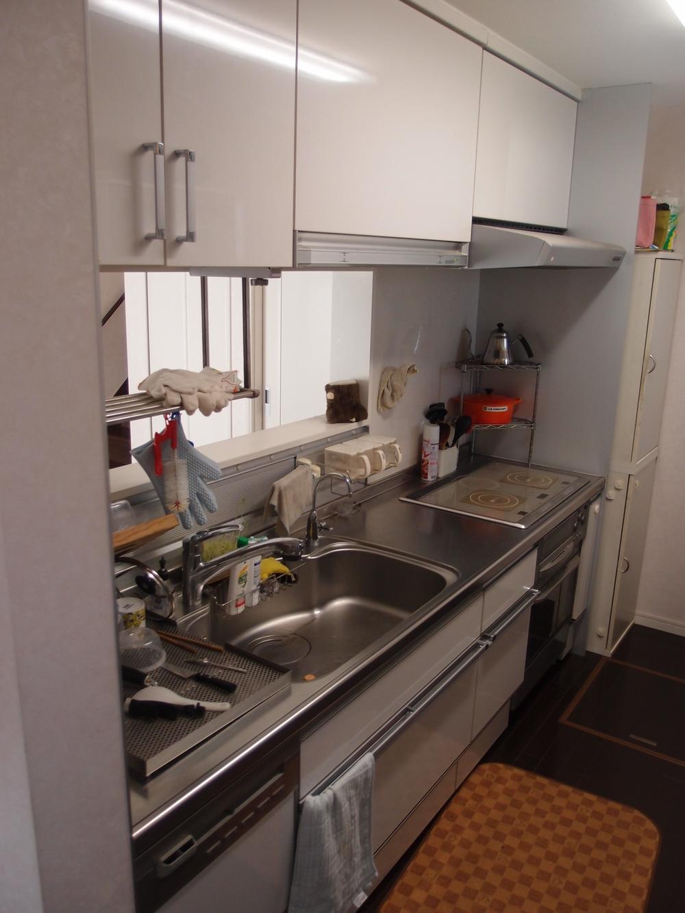 Kitchen. IH cooking heater, Dishwasher, There is a built-in microwave oven.