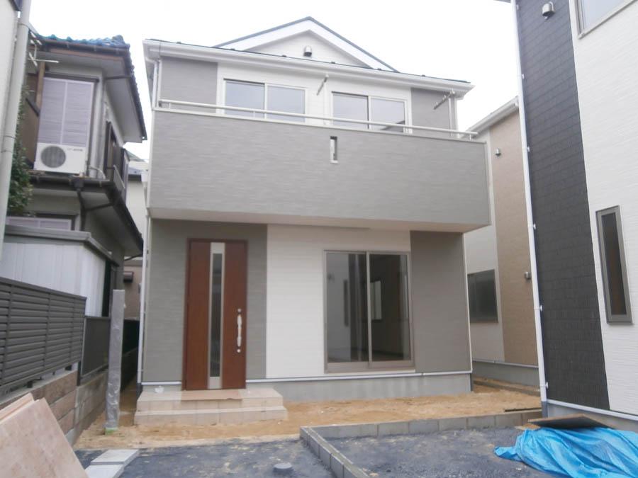 Local photos, including front road. We offer the same use the finished model house of this property. Please feel free to contact us.