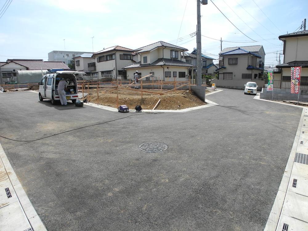 Local photos, including front road. Because it is a no through road, Also safe for families with small children