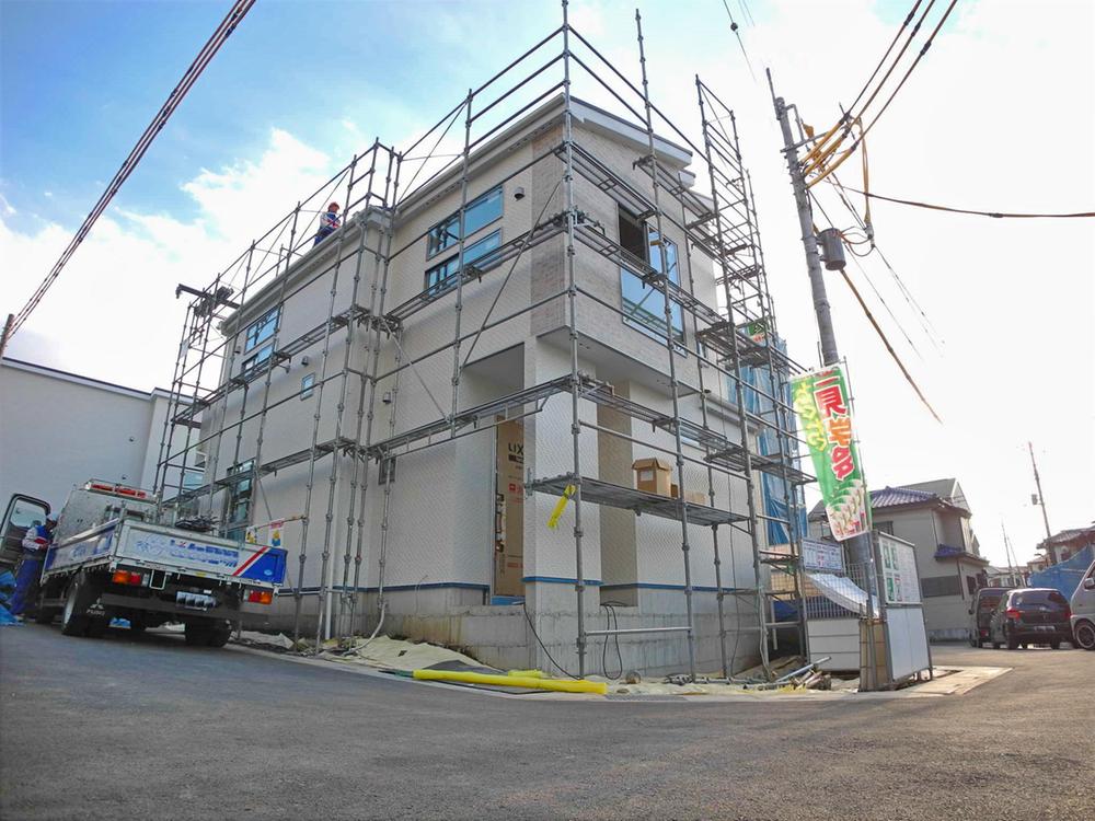 Local appearance photo.  [10 Building]  ☆ Car space parallel two ☆ 20 Pledge space LDK is relaxation of everyone ☆ Remaining the only corner lot (12 May 2013) Shooting