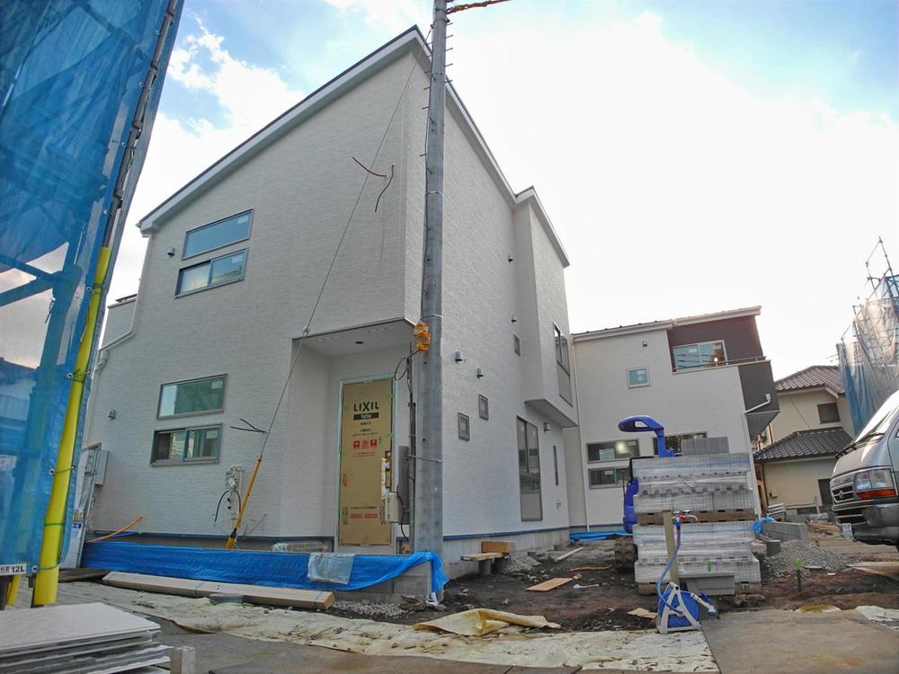 Local appearance photo. 8 ・ 9 Building  ☆ Best price low 8 ・ 9 Building  ☆ 8 Building two car spaces parallel  ☆ 9 Building the futon also dry easy two-sided balcony (December 2013) Shooting