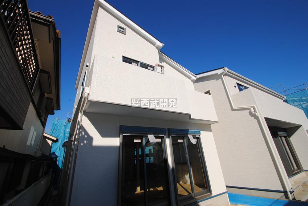 Local photos, including front road. Local (12 May 2013) Shooting 9 Building