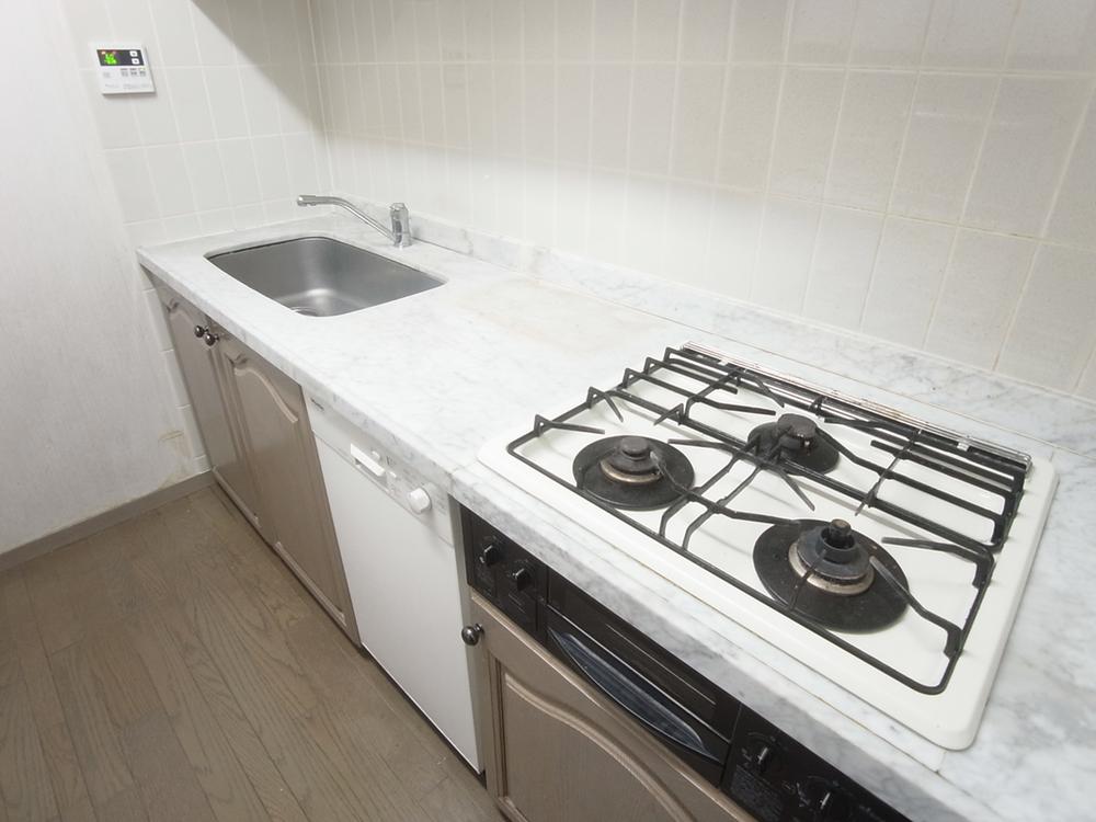 Kitchen. Indoor (10 May 2013) Shooting