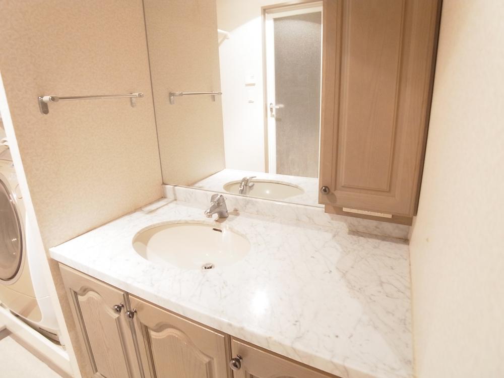 Wash basin, toilet. Indoor (10 May 2013) Shooting