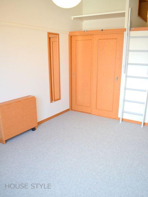 Living and room. Folding table ・ Systemic mirror is equipped ☆