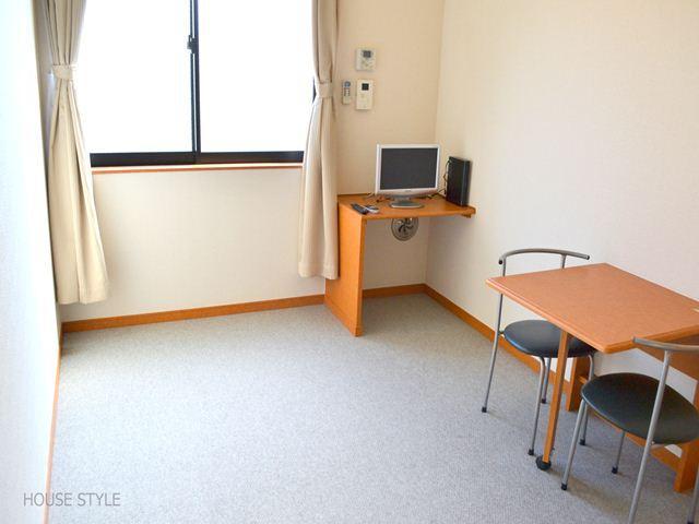 Living and room. Folding table and chairs ・ TV is equipped ☆