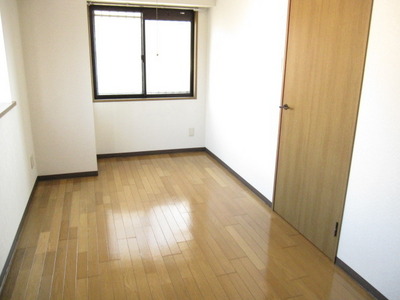 Living and room. Also coordinate with the furniture in bright wood flooring is ◎
