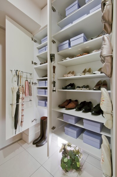 Installed to ensure the height of the ceiling, "shoes closet" is at the door