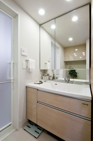 Wash room in consideration of the storage space, such as delicate ease-of-use