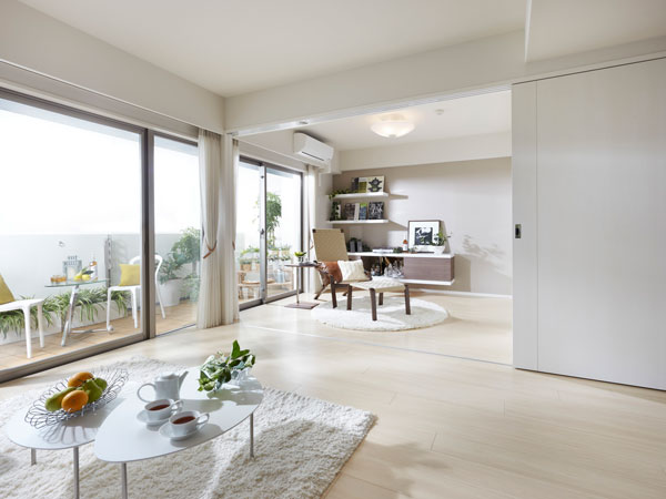 Living.  [Flexible living (when open to use)] living ・ Dining the partition of the adjacent Western-style by a slide wall, Or use together as a large space, Or use Western-style rooms as a children's room, The flexibility to meet the lifestyle of each of your family.
