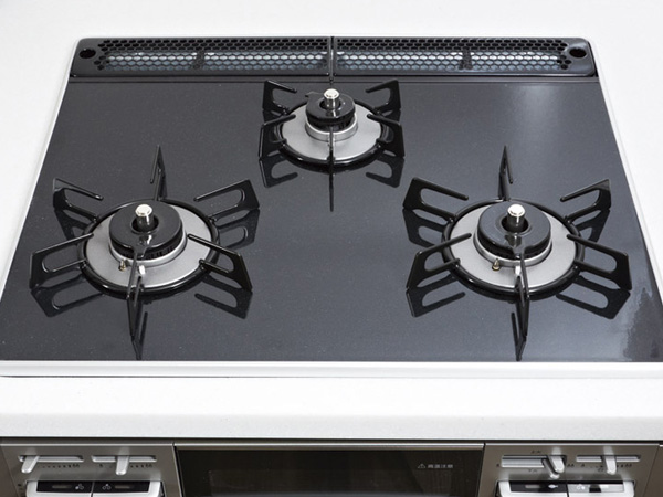 Kitchen.  [Two short beeps and a stove] Such as cooking oil overheating prevention and forgetting to turn off fire function, Adopt a beep and a stove that peace of mind to our cuisines. Top plate to clean with less dirt is a simple G clearcoat specification. (Same specifications)