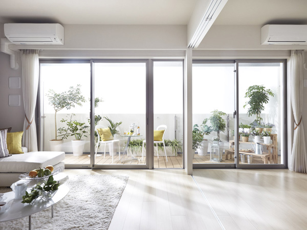 Living.  [Ream window sash for capturing the light and wind to the living space] The window of the balcony surface, To reduce the area of ​​the wall, It has adopted the communication window sash to capture the light and wind to more indoor.
