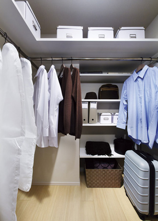 Interior.  [Large-capacity storage space, Walk-in closet] In addition to the hanger pipe to put the clothes in the walk-in closet, Such as shelf accessories is put have been installed.