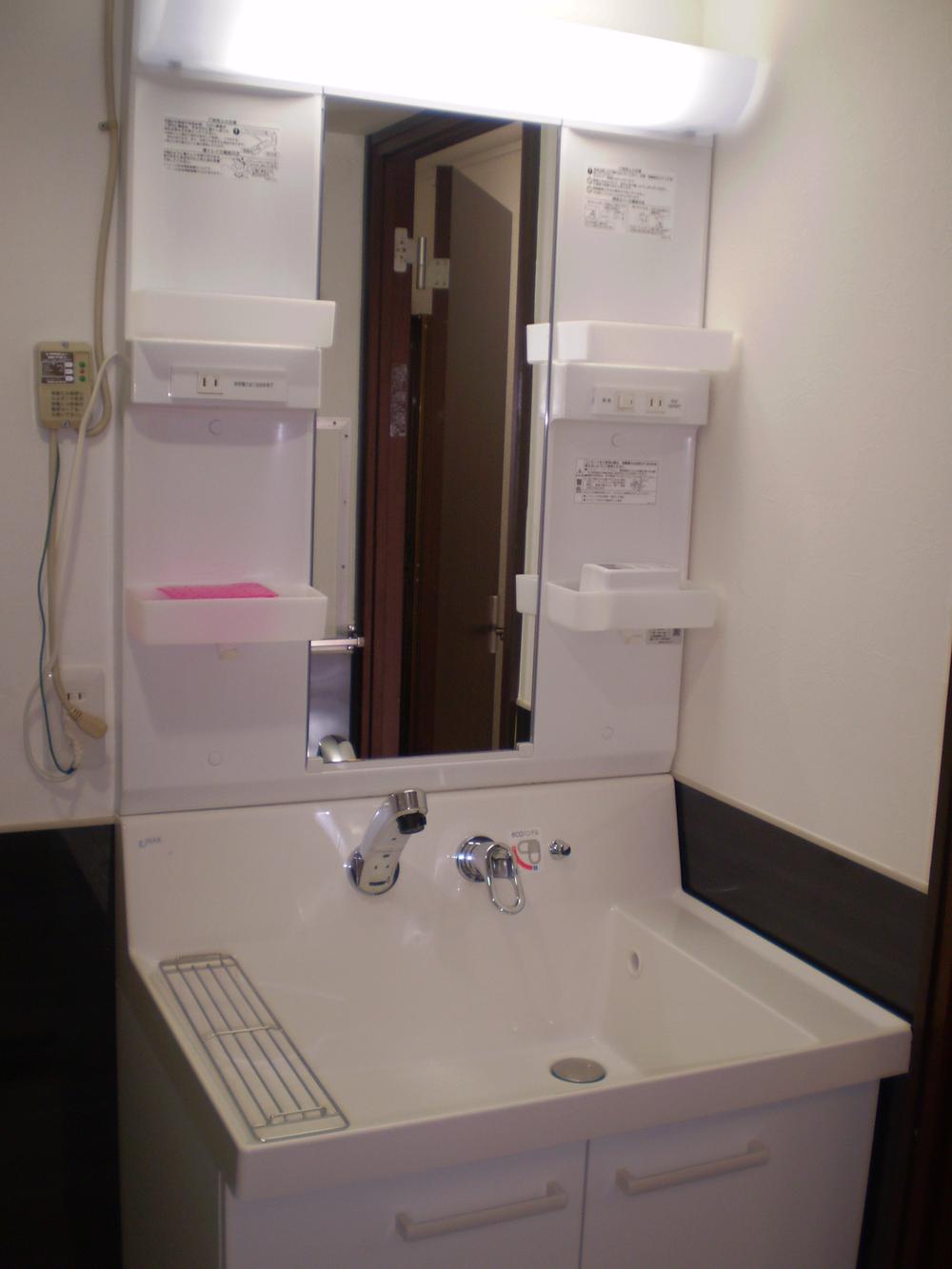 Wash basin, toilet. Indoor (10 May 2013) Shooting