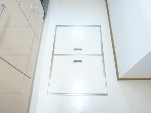 Kitchen. Underfloor Storage