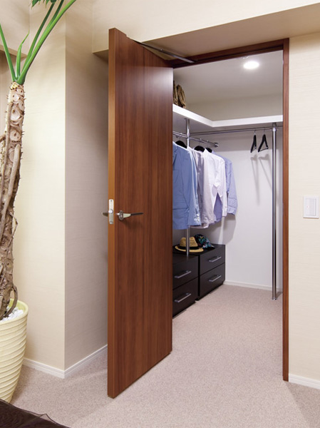 Interior.  [Walk-in closet] Abundant storage capacity to install the charm of the walk-in closet in all householder bedroom. Coordination is also freely to suit the scene. (Model Room A type ・ Select 1 / Free of charge ・ Application deadline Yes)