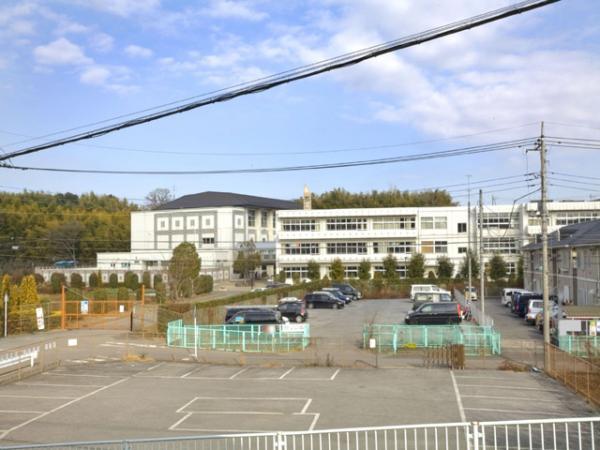 Junior high school. Totsuka 2300m to the West Junior High School