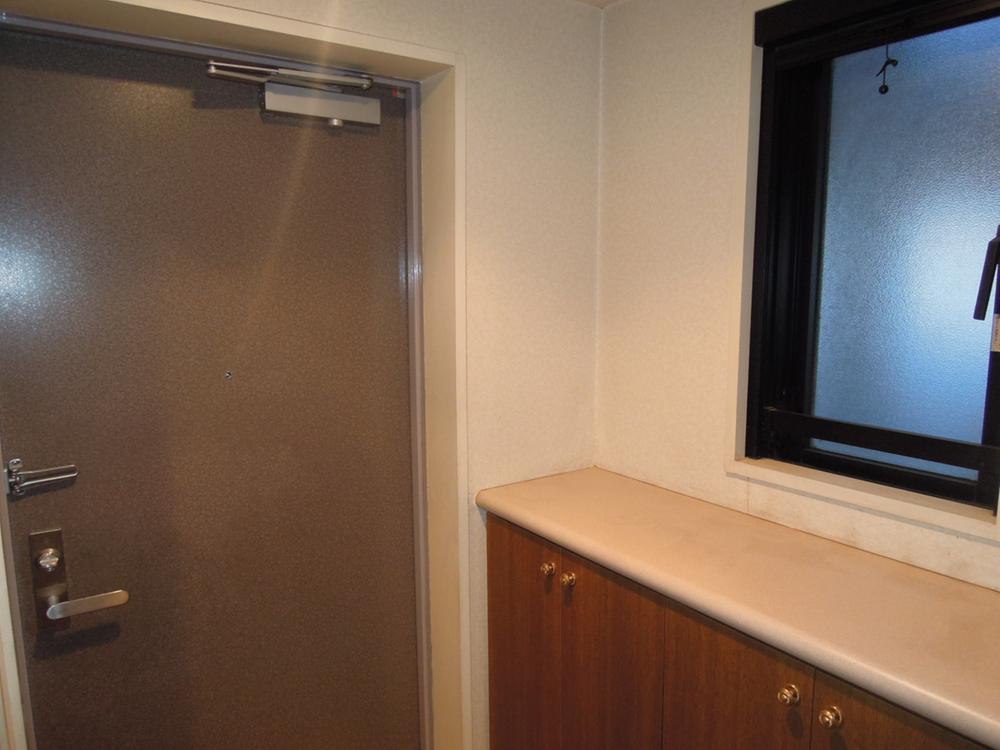 Entrance. Entrance photo with a window (January 2014) Shooting