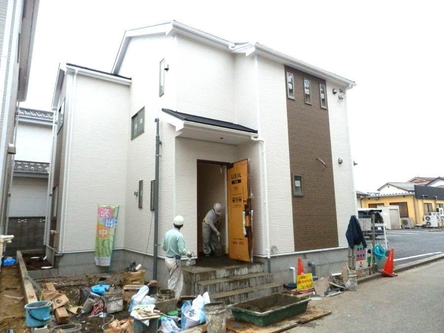 Local photos, including front road. We offer the same use the finished model house of this property. Please feel free to contact us.