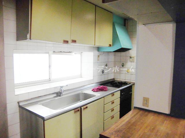 Kitchen. Local (10 May 2013) Shooting
