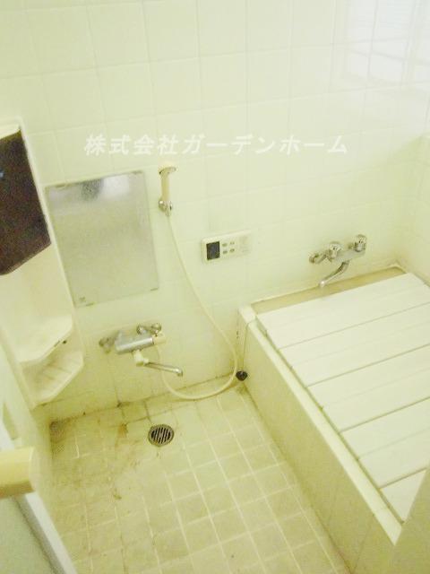 Bathroom. Local (10 May 2013) Shooting
