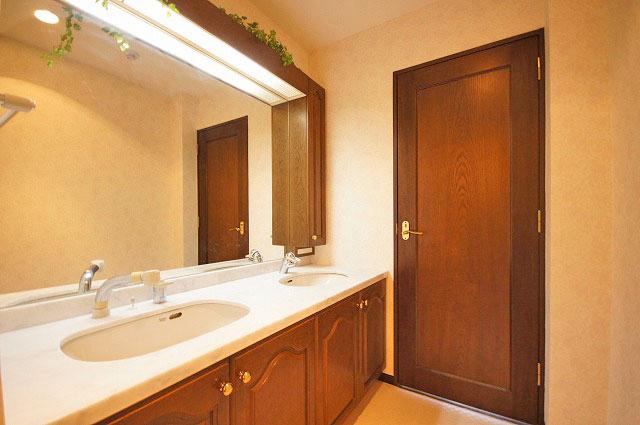 Wash basin, toilet. Indoor (12 May 2013) Shooting