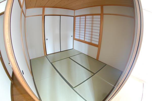 Non-living room. Japanese-style room that follow from living