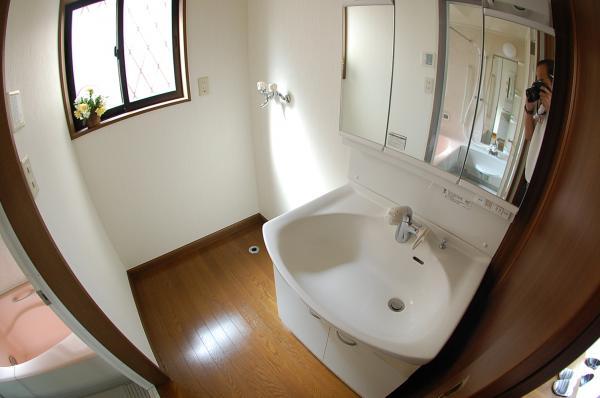 Wash basin, toilet. Wash basin with a shower of big success in the morning of the dressing