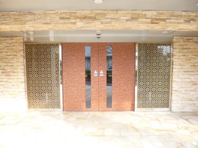 Entrance. Common areas