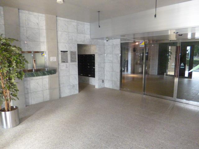 Entrance. Common areas