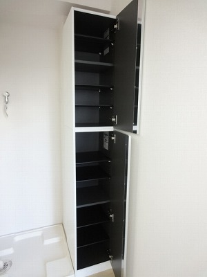Washroom. Shoe box!