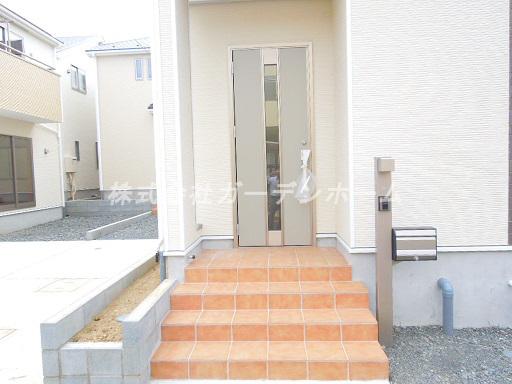 Entrance. An 8-minute walk station ・ You can popular neatly organized friendly house immediately your tour in a good location household two Zento car space in this location is with charm Moreover day boast solar power system