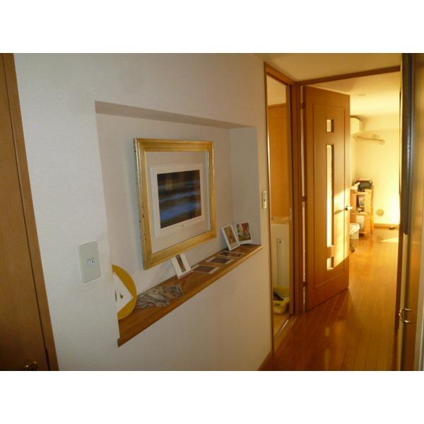 Non-living room. There is space put the painting to open a corridor