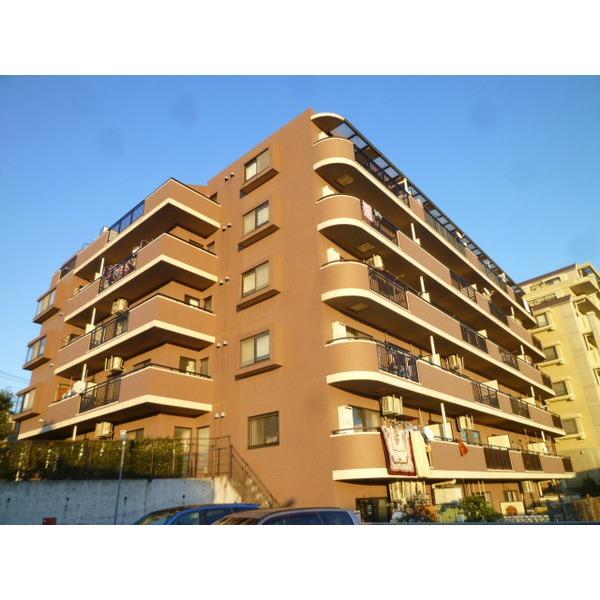 Other introspection. Is a mansion nestled in the hill.