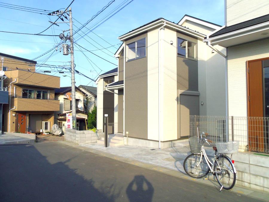 Local photos, including front road. Building 2 Was building completed. Such as the actual image from per yang, We have to wait all the time so you can see directly.