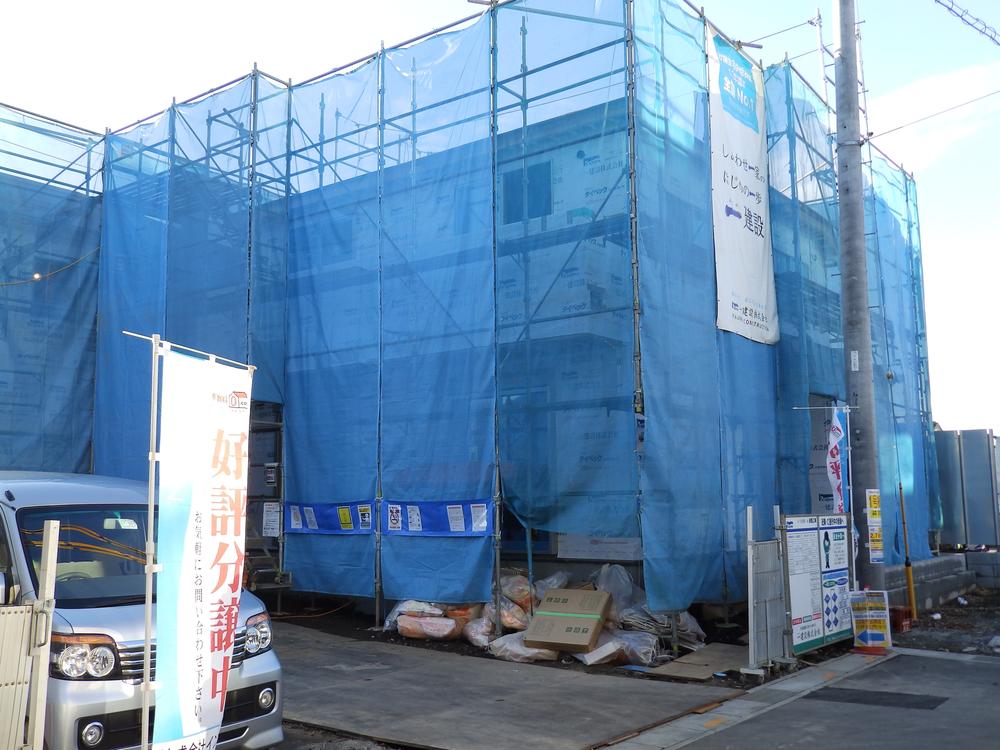 Local appearance photo. 1 Building local photo (December 2013 shooting) currently under construction (January scheduled to be completed in 2014) 1 Building ・ 4LDK with a land 42 square meters The garden with the two garage space