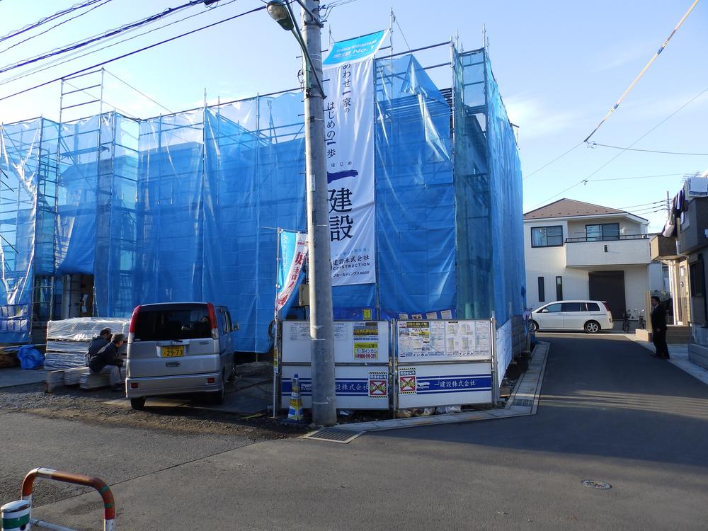 Local appearance photo. 4 Building local photo (December 2013 shooting) Currently under construction (to be completed in January 2014) 4 Building ・ Of 3 direction land 4LDK There are two garage space