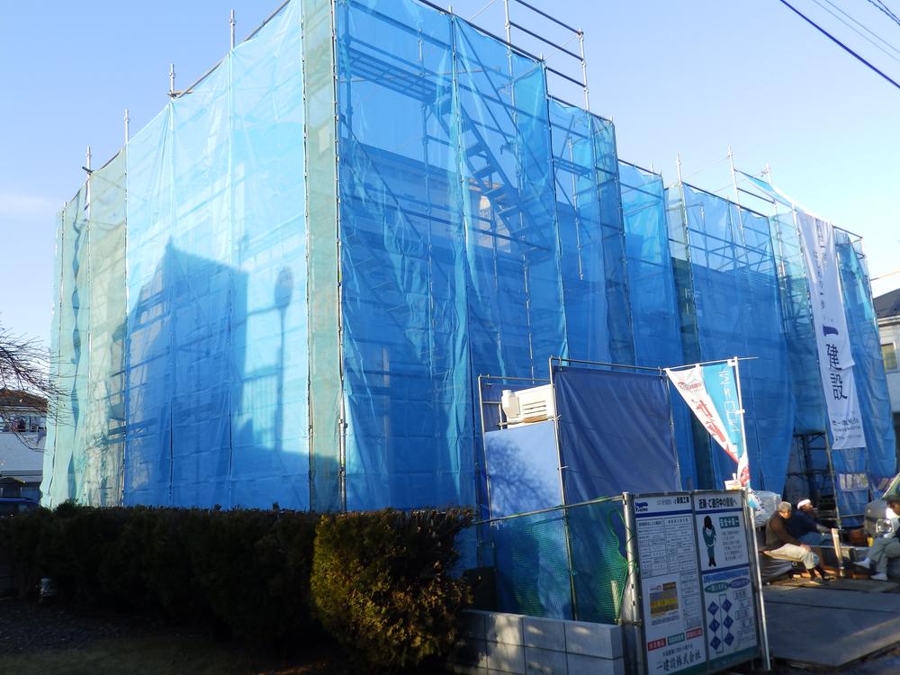 Local appearance photo. 3 Building local photo (December 2013 shooting) Currently under construction (to be completed in January 2014) Building 3 ・ 4LDK of two-way road with land 39 square meters The garden with the two garage space