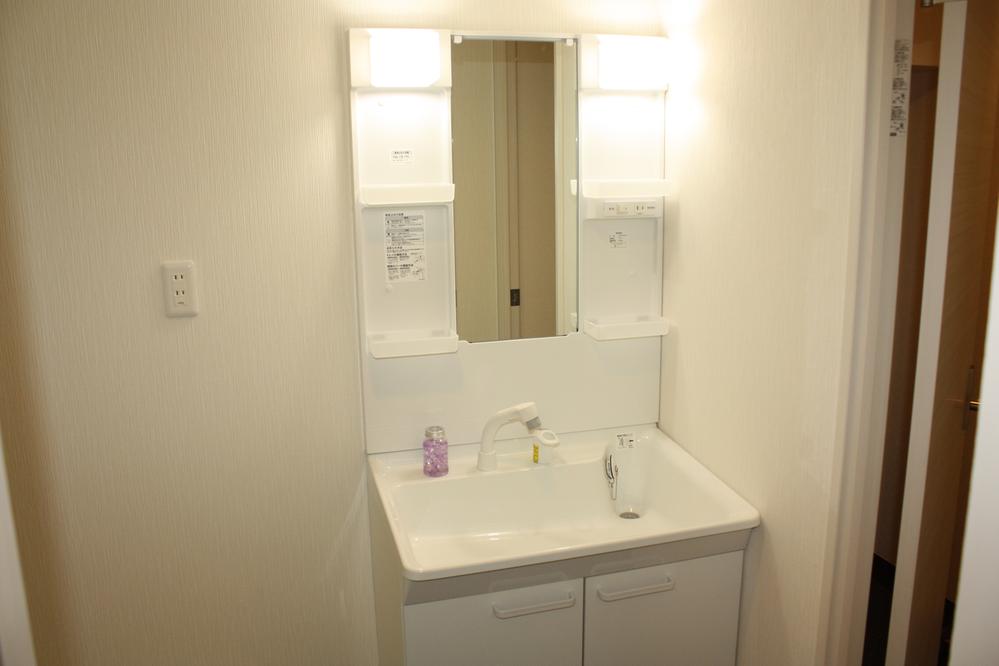 Wash basin, toilet. Indoor (11 May 2013) Shooting