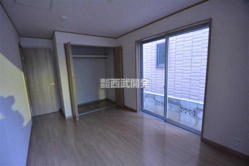 Other introspection. It is the first floor of the closet
