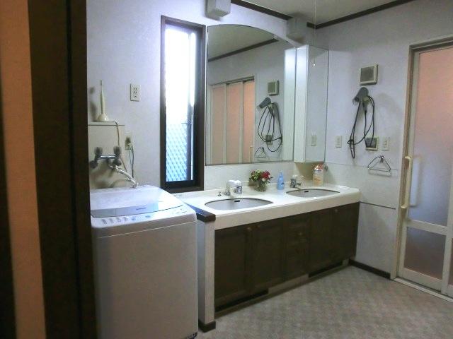 Wash basin, toilet. Indoor (January 2012) shooting
