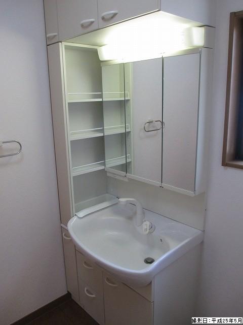 Wash basin, toilet. Room (May 2013) Shooting