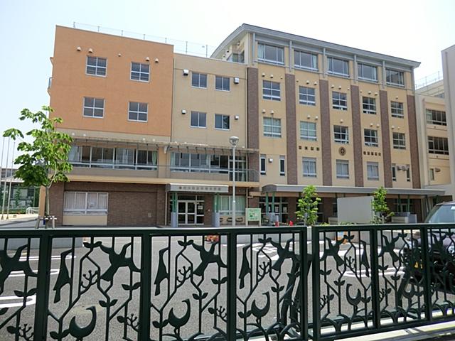 Primary school. 880m until Kawaguchi Honcho Elementary School