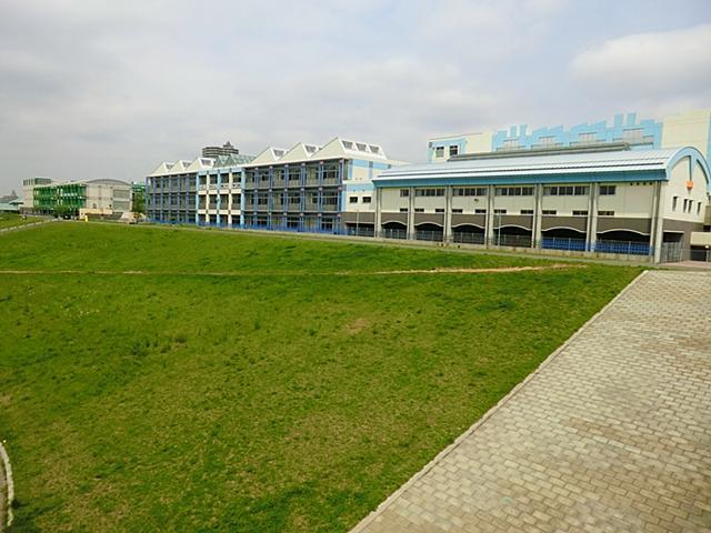 Junior high school. 1090m to the south junior high school