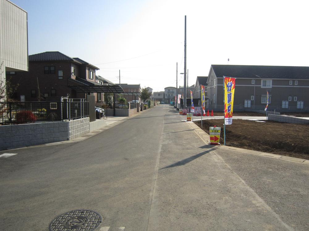 Local photos, including front road. Front road is safe for your family car as're a little small children